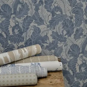 Långelid / von Brömssen – behang Oak tree tails Washed Denim 19-54